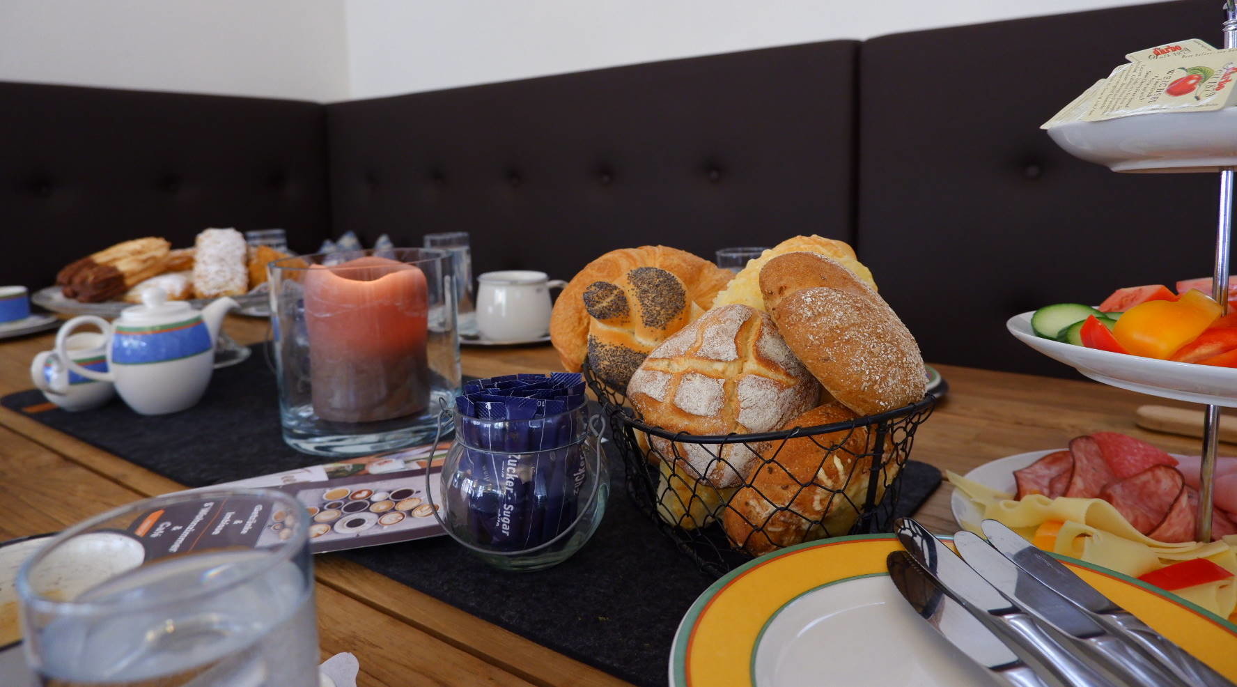 Frühstück mit Häfnsemmeln der Stiftsbäckerei Nagl